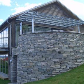 Bilde av natursteinmur utført av Hageanlegg AS 